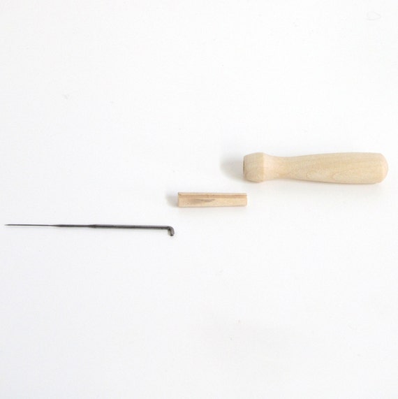 Wooden holder with 8 felting needles - Studio Koekoek