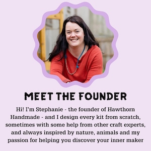 Pu&ograve; includere: Una donna sorridente con una camicia rossa &egrave; raffigurata in una cornice smerlata lilla. Il testo "MEET THE FOUNDER" &egrave; sotto l'immagine. Il testo sottostante recita: "Hi! I'm Stephanie - the founder of Hawthorn Handmade..."