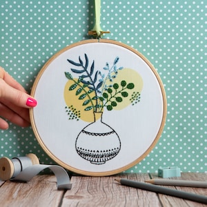Green Fingers Embroidery Kit - Beginners DIY Craft Set - Modern Embroidery Hoop - Gift for Gardener - DMC Threads