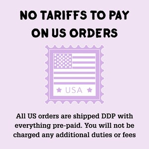 Pu&ograve; includere: Sfondo lilla chiaro con il testo "NO TARIFFS TO PAY ON US ORDERS". Un timbro lilla chiaro con la bandiera americana e il testo "USA" &egrave; al centro. Il testo "All US orders are shipped DDP with everything pre-paid. You will not be charged any additional duties or fees" &egrave; sotto.