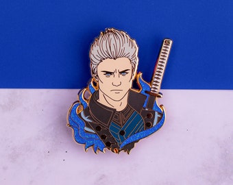 Pode incluir: Pin de esmalte dourado com um personagem de cabelo branco, olhos azuis e um traje preto e azul. O personagem está segurando uma espada com uma empunhadura dourada. O pin tem um efeito de brilho azul.