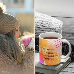 Puede incluir: Taza de cerámica blanca con un diseño de acuarela amarillo, rosa y blanco. La taza tiene texto negro que dice "Te amo. Lo siento. Por favor, perdóname. Gracias."