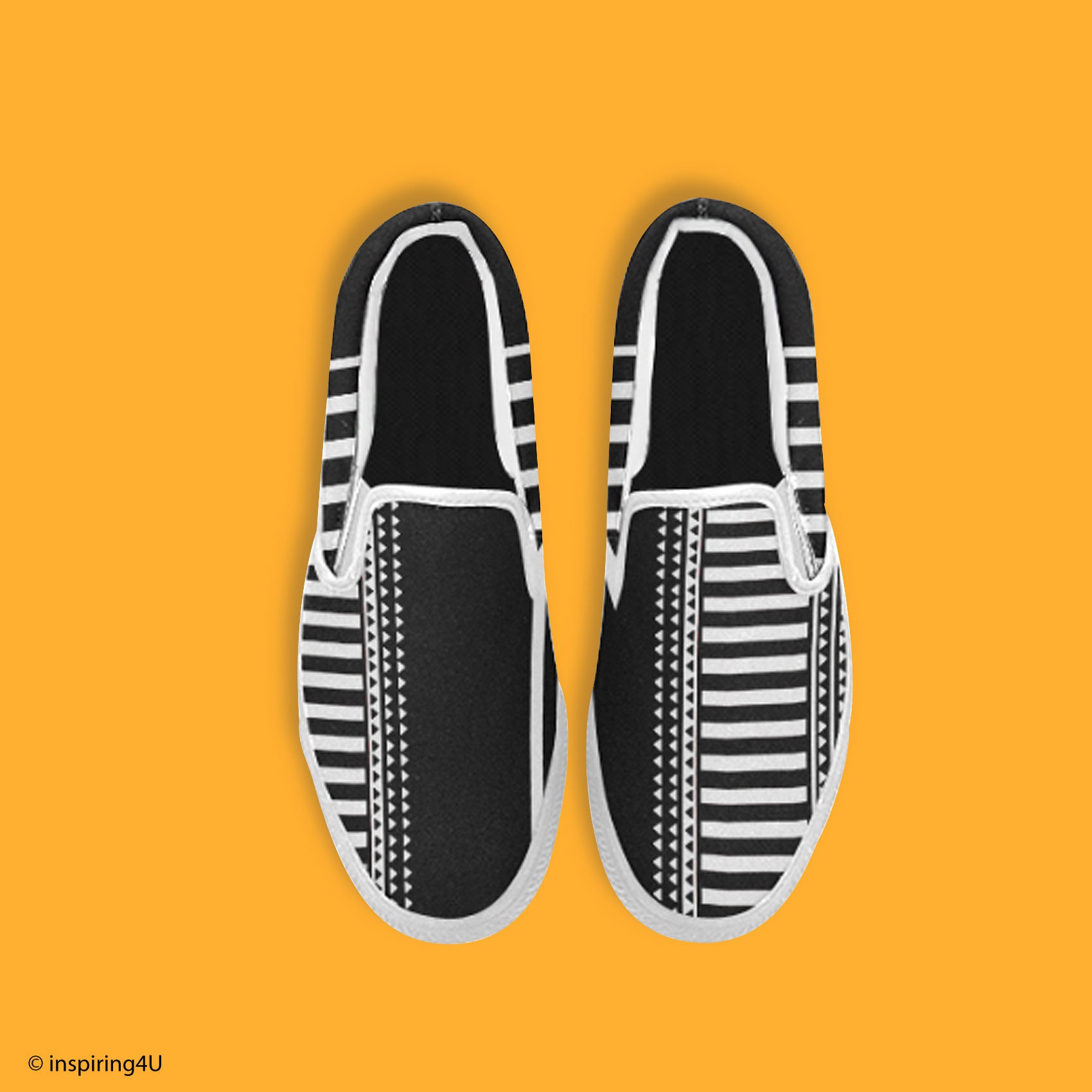 Chaussures sans lacets pour femmes en toile à rayures noires et blanches. Chaussures tendance pour femmes, chaussures confortables et élégantes, chaussures végétaliennes. Chaussures dépareillées.