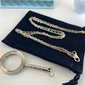Loupe en laiton finition argentée avec chaîne de 27 po. et sac en velours en option - Mini loupe - Style ancien vintage - Cadeau de Noël