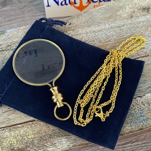 Collier loupe avec chaîne de 27 pouces et sac en option - Monocle rond - Lecteur de page de style ancien vintage - Mini loupe pendentif en laiton