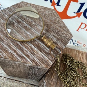 Lupa de latón con acabado antiguo con cadena y bolsa opcionales de 68,5 cm (27") - Monóculo redondo para lectura de páginas con collar - Estilo náutico vintage