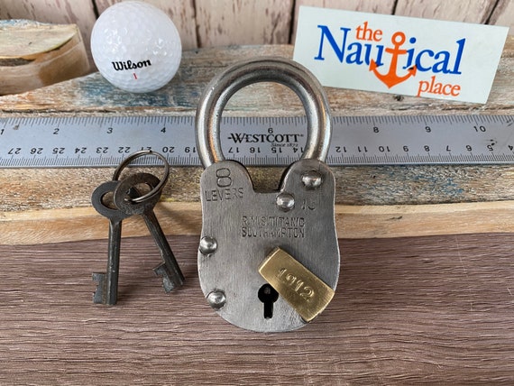真鍮製の鍵穴カバー付き、古いスタイルの鉄製錠前と鍵 - ヴィンテージ