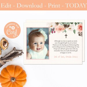 Puede incluir: Un diseño floral rosa y blanco con una cruz y una foto de una niña pequeña. El texto dice: "Aunque demasiado pequeña para hablar, tu regalo considerado fue tan amable. Gracias por compartir mi día de bautizo y enviar tu amor y bendiciones en mi camino. Espero que todos hayan pasado un buen rato conmigo, recuerda que hiciste que esta pequeña niña fuera tan feliz como puede ser. mucho amor, Emelia Grace"