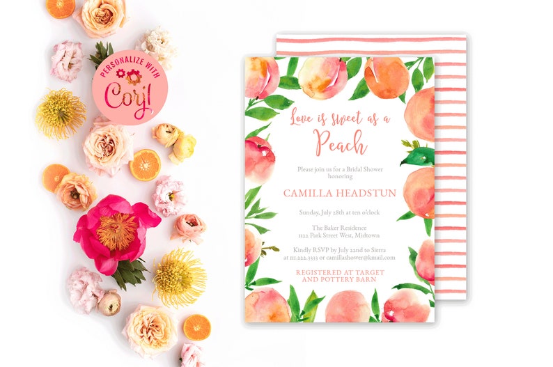 Pu&ograve; includere: Un invito a un addio al nubilato a tema pesca con illustrazioni ad acquerello di pesche e foglie. L'invito recita "Love is Sweet as a Peach" e include il nome della sposa, la data, l'ora e il luogo. Include anche il testo "Registered at Target and Pottery Barn".