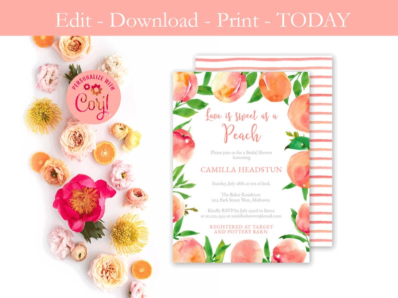 Pu&ograve; includere: Un invito per una festa di addio al nubilato a tema pesca con illustrazioni ad acquerello di pesche e foglie verdi. L'invito recita "Love is Sweet as a Peach" e include il nome della sposa, la data, l'ora e il luogo. Indica anche che la coppia &egrave; registrata presso Target e Pottery Barn.