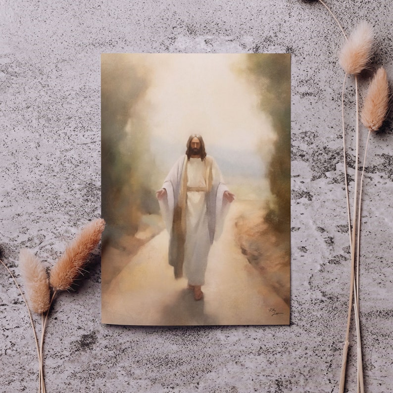 Op de afbeelding: Een schilderij van een man in een witte robe die over een pad loopt. De man heeft lang bruin haar en een baard. Het pad wordt omringd door bomen en struiken. Het schilderij is gemaakt in een realistische stijl.