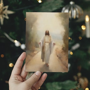 Op de afbeelding: Een schilderij van Jezus Christus die op een pad loopt met zijn armen uitgestrekt. Het schilderij is gemaakt in een zachte aquarelstijl met een lichte achtergrond.