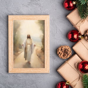 Op de afbeelding: Een ingelijst schilderij van Jezus Christus die op een pad loopt met een licht dat achter hem schijnt. Het schilderij is omringd door kerstversiering, waaronder ingepakte cadeaus, dennentakken en rode kerstballen.