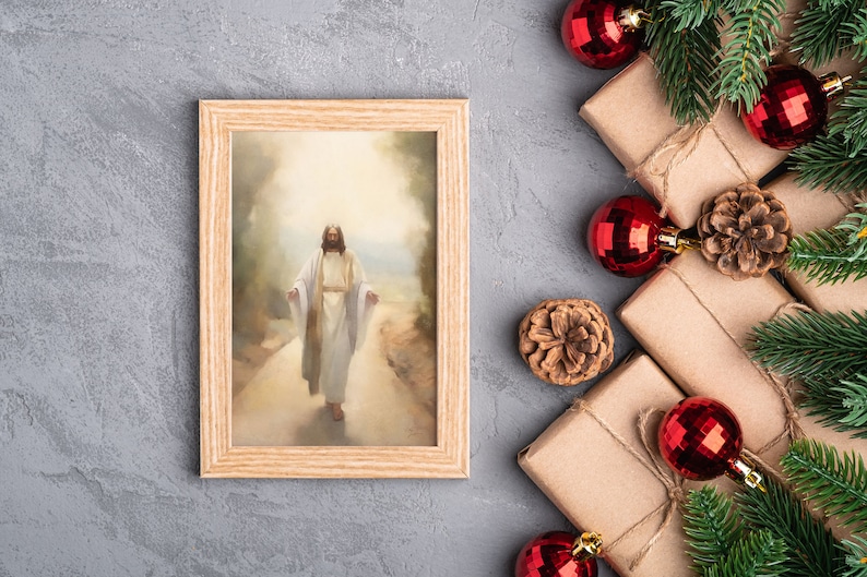 Op de afbeelding: Een ingelijst schilderij van Jezus Christus die op een pad loopt met een licht dat achter hem schijnt. Het schilderij is omringd door kerstversiering, waaronder ingepakte cadeaus, dennentakken en rode kerstballen.