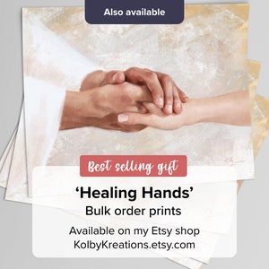 Op de afbeelding: Een schilderij van twee handen die in elkaar grijpen, de ene hand is licht van kleur en de andere donker. Het schilderij heeft de titel 'Healing Hands' en is verkrijgbaar als print. De tekst 'Best selling gift' is ook in de afbeelding opgenomen.