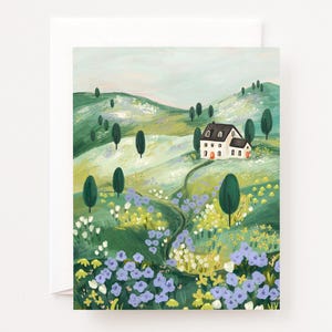 Op de afbeelding: Een kunstafdruk van een landschap met een wit huis en een zwart dak, gelegen in glooiende groene heuvels. De heuvels zijn bezaaid met bomen en wilde bloemen in geel en paars. Een kronkelend pad leidt naar het huis.