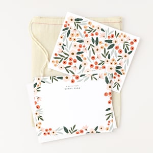 Blush Field Personalisiertes Briefpapier Set | Illustriertes Personalisiertes Briefpapier Geschenkset mit personalisierten Karten und gefalteten Notizkarten