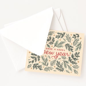 K&ouml;nnte beinhalten: Eine beige Karte mit einem Muster aus gr&uuml;nen und goldenen Kiefern&auml;sten. Der Text "Have a Happy New Year" ist in Rot und Schwarz geschrieben.
