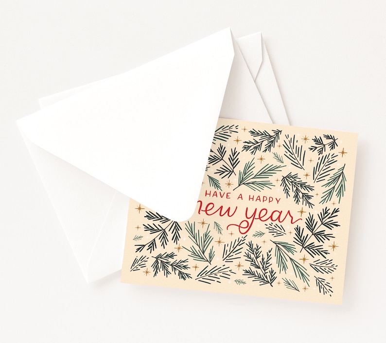 K&ouml;nnte beinhalten: Eine beige Karte mit einem Muster aus gr&uuml;nen und goldenen Kiefern&auml;sten. Der Text "Have a Happy New Year" ist in Rot und Schwarz geschrieben.