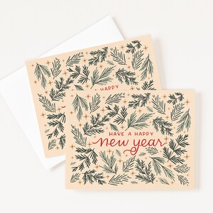 K&ouml;nnte beinhalten: Eine pfirsichfarbene Karte mit einem gr&uuml;nen und goldenen Muster aus Kiefern&auml;sten und Sternen. Der Text "Have a Happy New Year" ist in roter Kursivschrift geschrieben.