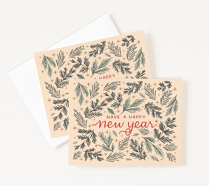 K&ouml;nnte beinhalten: Eine pfirsichfarbene Karte mit einem gr&uuml;nen und goldenen Muster aus Kiefern&auml;sten und Sternen. Der Text "Have a Happy New Year" ist in roter Kursivschrift geschrieben.