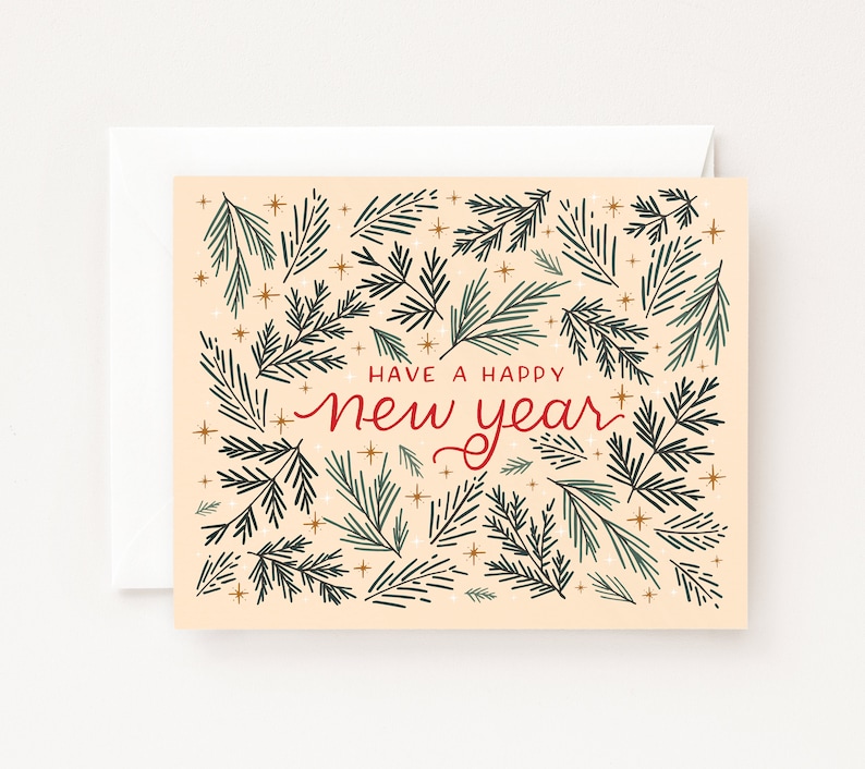 K&ouml;nnte beinhalten: Eine pfirsichfarbene Karte mit einem gr&uuml;nen und goldenen Design aus Kiefern&auml;sten und Sternen. Der Text "Have a Happy New Year" ist in Rot geschrieben.
