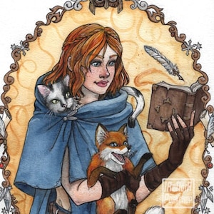 Puede incluir: Una ilustración de acuarela de una mujer con cabello rojo sosteniendo un libro, un zorro y un gato. La mujer lleva una capa azul y guantes marrones. El fondo es un óvalo amarillo con un marco decorativo.