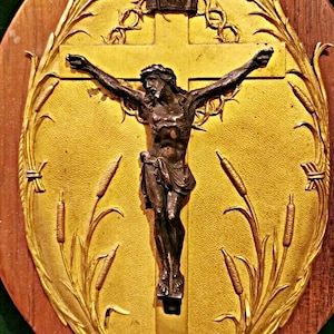 Bénitier, présentation de la sainte communion 1906, base en chêne, plaque en bronze doré et Corpus Christi en bronze, 30 x 16 cm fait main et unique