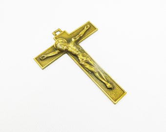 Art Deco verguld bronzen hanger in de vorm van een kruis, vervaardigd door de Duitse beeldhouwer J. Hartmann, jaren 1920. Gesigneerd, 6,5 x 5,5 centimeter.