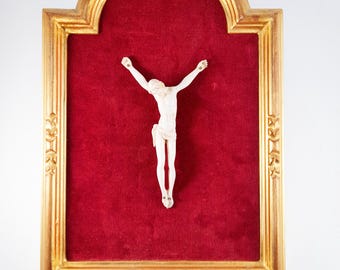 Dieppe Work Crucifix, Travail Dieppoise, Very Fine Bone Carved Corpus Christi 13 x 8 cm Mounted on velvet with Gilded Frame Circa 1830