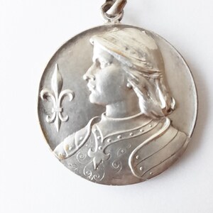 Jeanne d&#39; Arc Große Anhänger Medaille aus versilberter Bronze, 500-jähriges Jubiläum der Belagerung von Orleans, Circa 1929, 4 cm Durchmesser, Präsentationsbox