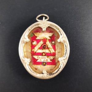 Relicário da Paixão em prata, representando a Coluna da Flagelação de Jesus Cristo, mais 5 relíquias importantes, datado de cerca de 1800. Selo de cera intacto.