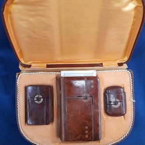 Ensemble 1ère communion, ancien, boîtier, français, livre de prières en cuir, sac à main d'offrandes avec chapelet en nacre plaqué or et croix