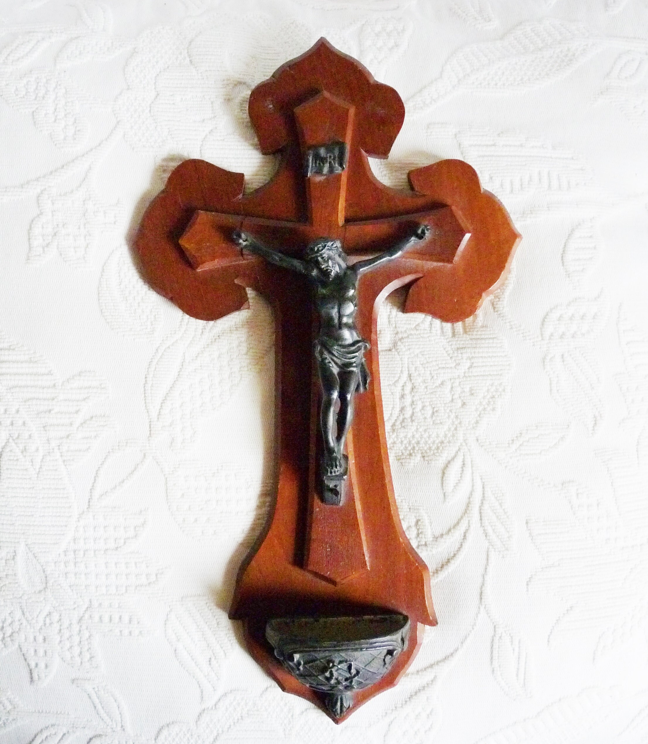 Christian Holy Water Font, Corpus Christi, Plaque et Font in Regule, Croix de Soutien en Ébène Rouge