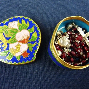 Chapelet d’enfant antique, perles de grenat et d’argent, chaîne et croix en argent, étui cloisonné