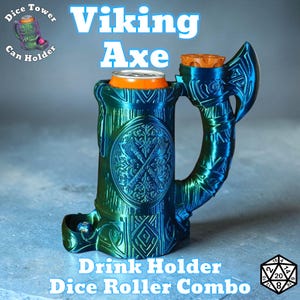 Puede incluir: Un portavasos y rodillo de dados Viking Axe azul y verde. El portabotellas tiene un asa en forma de hacha y un diseño detallado. El texto "Viking Axe" y "Drink Holder Dice Roller Combo" son visibles.
