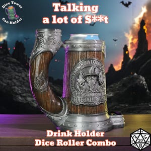 以下が含まれることがあります： 「Talking a lot of S**t」と「For someone in Fireball Range」の文字が入った、茶色と銀色のドリンクホルダー。 ドリンクホルダーにはハンドルと、サイコロローラーコンボとしても使えるベースが付いています。