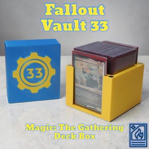 Op de afbeelding: Blauwe en gele deckbox met de tekst "Fallout Vault 33" en "Magic: The Gathering Deck Box". De doos heeft een tandwiel met het nummer 33. Een gele deckbox bevat een kaartspel.