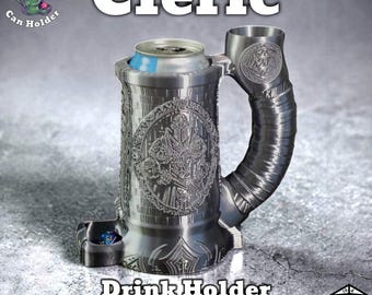Puede incluir: Un soporte para bebidas y rodillo de dados Cleric de color plateado. El portabotellas tiene un diseño ornamentado con un asa y un rodillo de dados. Se muestra el texto "Cleric" y "Drink Holder Dice Roller Combo".