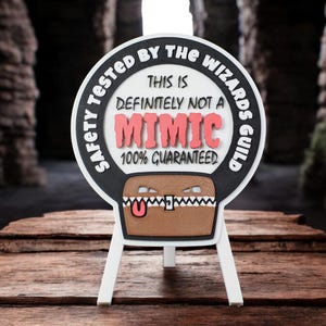 Uma placa de mesa "Definitivamente não é um imitador" DND - Decoração de Dungeons and Dragons