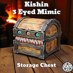 Puede incluir: Cofre de almacenamiento de madera con un diseño de mímica de tres ojos. El cofre presenta una tapa con bisagras, detalles metálicos y una boca amenazante con dientes afilados. El texto "Kishin 3 Eyed Mimic" y "Storage Chest" se muestran.