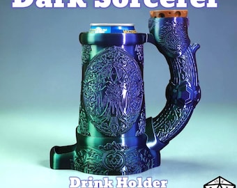Puede incluir: Un portavasos azul oscuro y verde con el texto "Dark Sorcerer" y "Drink Holder Dice Roller Combo". El soporte tiene un diseño ornamentado y un asa curvada. Una lata de refresco está en el soporte.