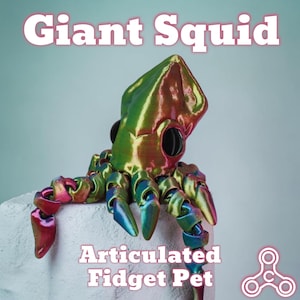 Peut inclure: Un jouet fidget articulé en forme de calmar géant, aux couleurs vives. Le corps du calmar est vert, avec des reflets irisés rouges, bleus et dorés. Le texte "Giant Squid" et "Articulated Fidget Pet" est affiché en blanc. Le jouet est sur une surface blanche.