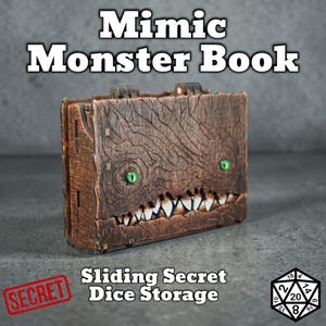 Puede incluir: Un libro monstruo Mimic de madera marrón con ojos verdes y una sonrisa dentuda. El libro tiene el texto "Mimic Monster Book" y "Sliding Secret Dice Storage". Un sello rojo "SECRET" es visible.