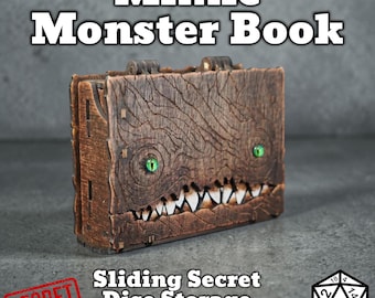Puede incluir: Un libro monstruo Mimic de madera marrón con ojos verdes y una sonrisa dentuda. El libro tiene el texto "Mimic Monster Book" y "Sliding Secret Dice Storage". Un sello rojo "SECRET" es visible.
