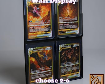 Könnte beinhalten: Schwarzes Wanddisplay für TCG Toploader-Karten. Das Display fasst 2-6 Kartenhalter. Die Karten sind durch transparenten Kunststoff sichtbar. Auf dem Display steht "TCG Toploader Wall Display" und "choose 2-6 card holders".