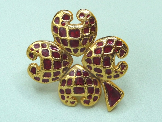 France. Broche en métal doré et émail rouge. Vintage.