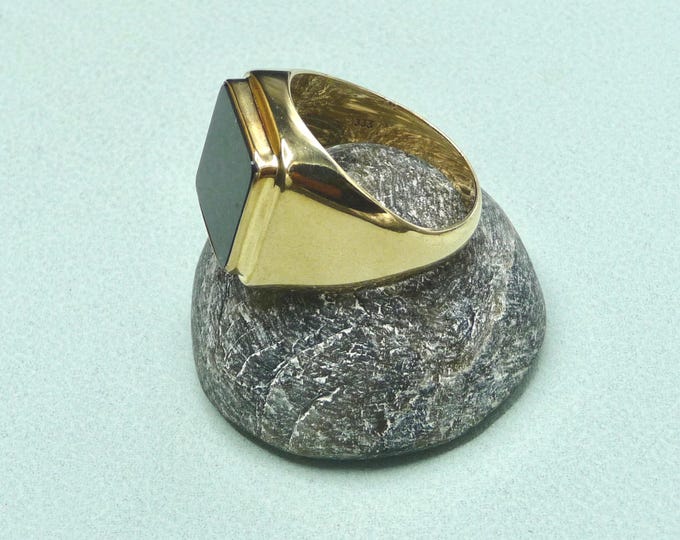 Antique ring in 8 carat gold and onyx.