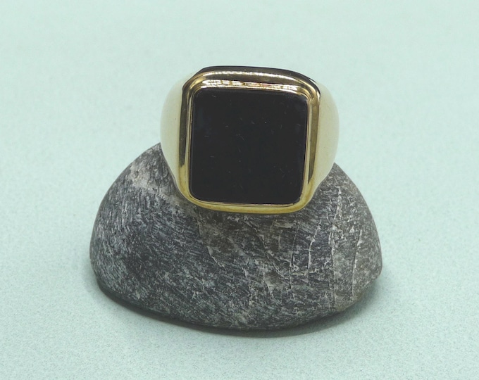 Antique ring in 8 carat gold and onyx.