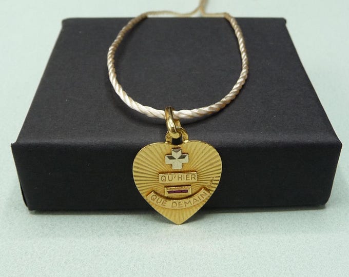 18-Carat Gold Love Medal – A. Augis – Vintage French Jewelry – Symbolic Gift